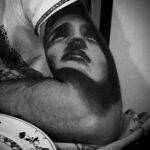 Foto de un tatuaje de de una cara sobre el brazo con estilo realista hecho por un tatuador de kaifa´s tattoo studio en Madrid