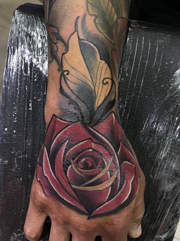 Tatuaje realizado por el artista tatuador Andrés Sepúlveda para Kaifa´s Tattoo Studio Madrid (Moncloa Chamberí), con materiales veganos y cruelty free. Diseño lleno de color, estilo Neotradi flores