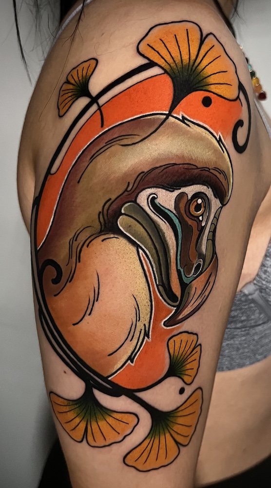 Tatuaje realizado por el artista tatuador Andrés Sepúlveda para Kaifa´s Tattoo Studio Madrid (Moncloa Chamberí), con materiales veganos y cruelty free. Diseño lleno de color, estilo Neotradi aves