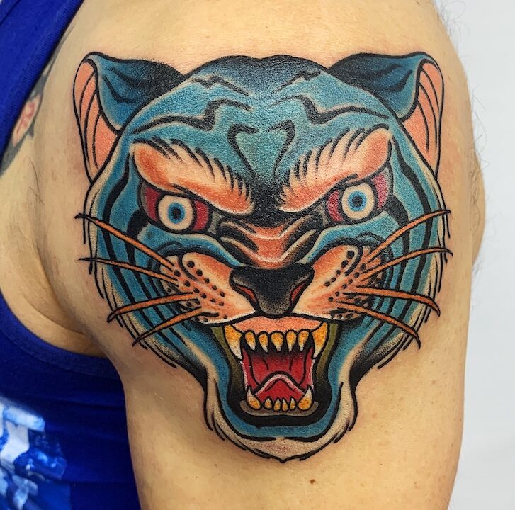 Tatuaje realizado por el artista tatuador Andrés Sepúlveda para Kaifa´s Tattoo Studio Madrid (Moncloa Chamberí), con materiales veganos y cruelty free. Diseño lleno de color, estilo Neotradi felino