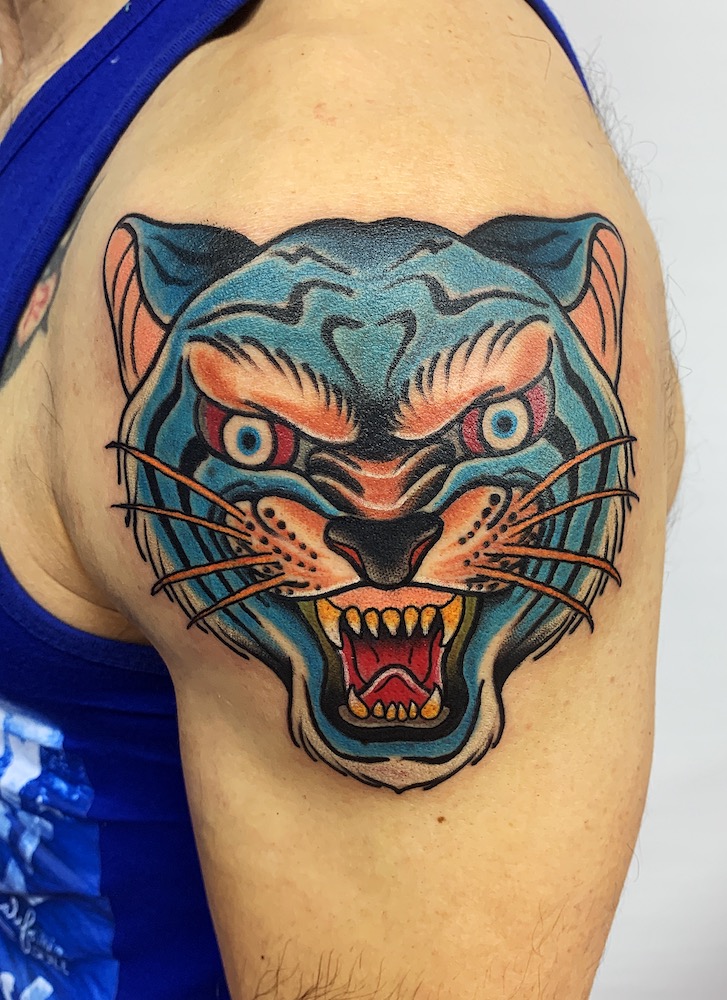 Tatuaje realizado por el artista tatuador Andrés Sepúlveda para Kaifa´s Tattoo Studio Madrid (Moncloa Chamberí), con materiales veganos y cruelty free. Diseño lleno de color, estilo Neotradi felino