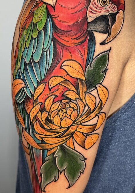 Tatuadora usa tinta negra y flores coloridas para cubrir tatuajes antiguos