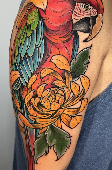 Tatuaje realizado por el artista tatuador Andrés Sepúlveda para Kaifa´s Tattoo Studio Madrid (Moncloa Chamberí), con materiales veganos y cruelty free. Diseño lleno de color, estilo Neotradi tropical