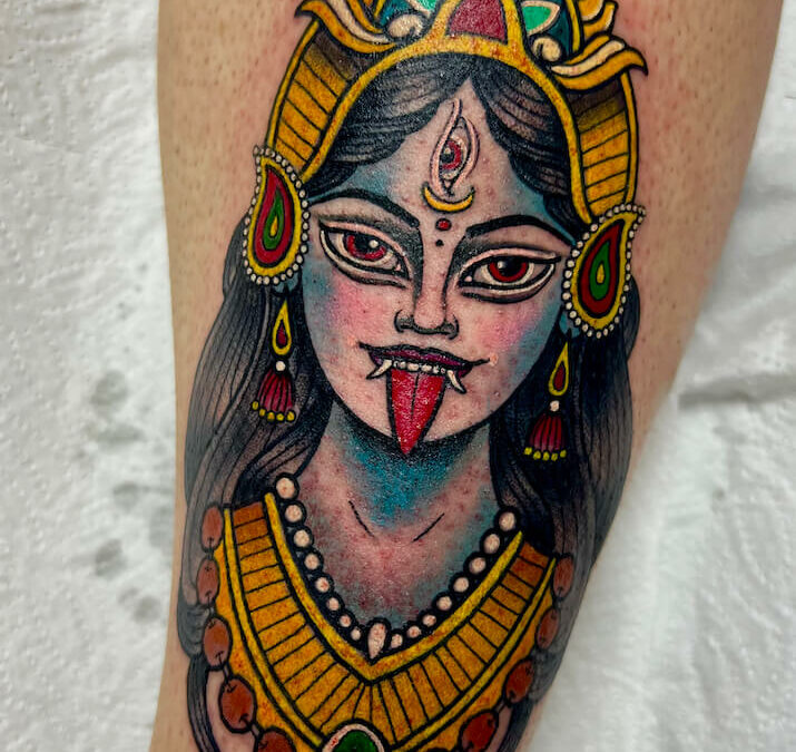 Tatuaje realizado por el artista tatuador Andrés Sepúlveda para Kaifa´s Tattoo Studio Madrid (Moncloa Chamberí), con materiales veganos y cruelty free. Diseño lleno de color, estilo Neotradi diosa hindu