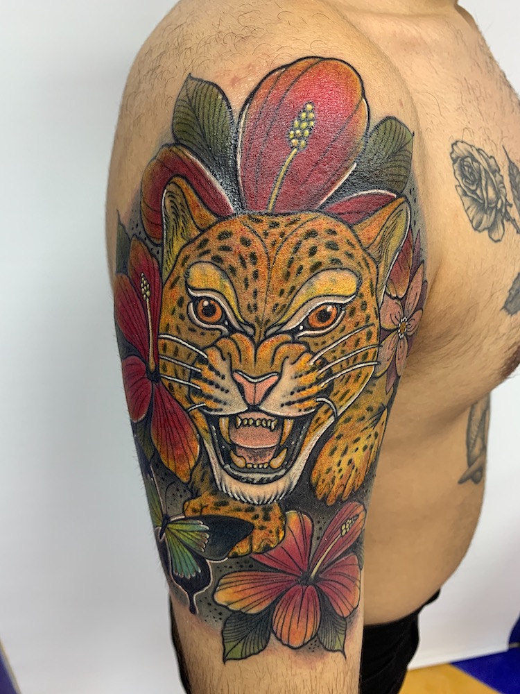Tatuaje realizado por el artista tatuador Andrés Sepúlveda para Kaifa´s Tattoo Studio Madrid (Moncloa Chamberí), con materiales veganos y cruelty free. Diseño lleno de color, estilo Neotradi, felinos