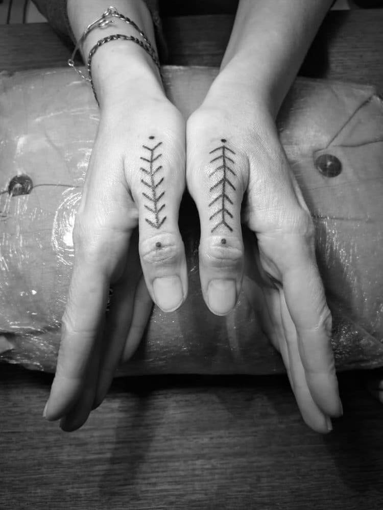 Foto en blanco y negro de las manos de una mujer con tatuaje estilo Hand Poked realizado en Kaifa´s Tattoo Studio Madrid (Moncloa Chamberí)