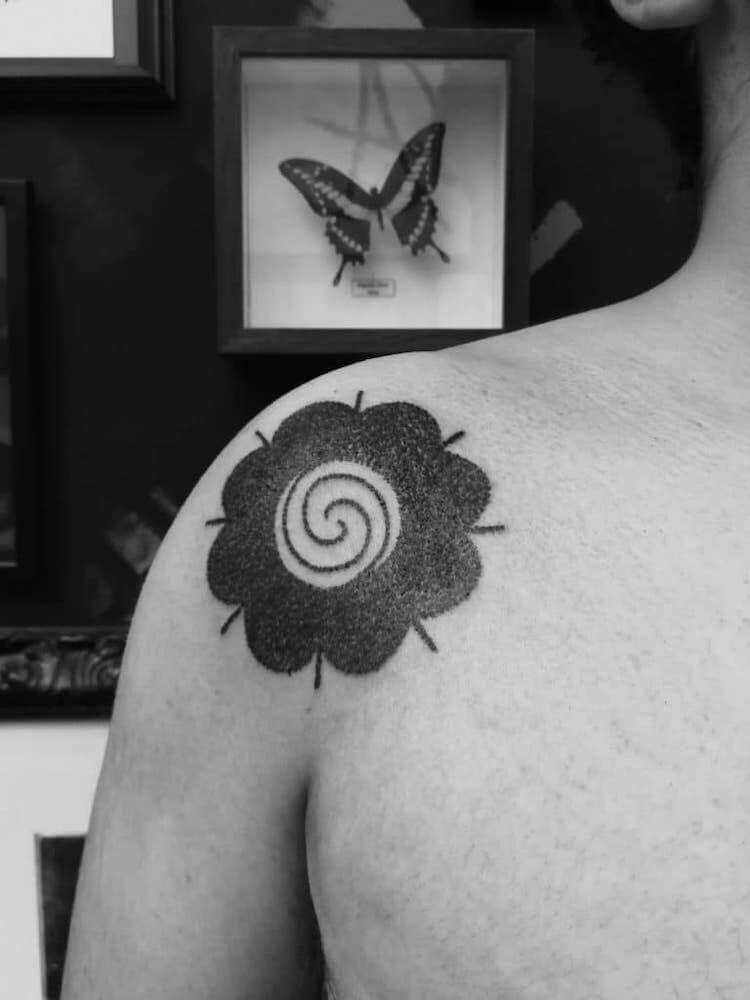 Foto en blanco y negro del hombro de hombre con tatuaje estilo Hand Poked realizado en Kaifa´s Tattoo Studio Madrid (Moncloa Chamberí)
