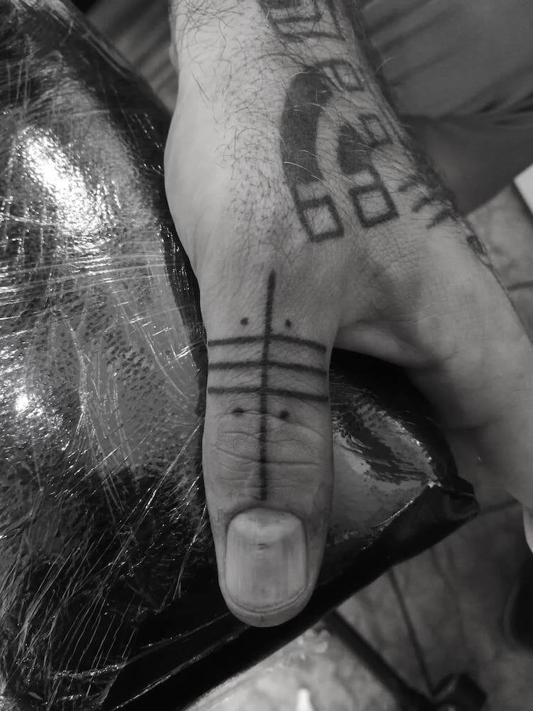 Foto en blanco y negro de una mano de hombre con tatuaje estilo Hand Poked realizado en Kaifa´s Tattoo Studio Madrid (Moncloa Chamberí)