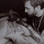 Foto del artista tatuador Totemikoh, tatuando en Kaifa´s Tattoo Studio Madrid (Moncloa Chamberí)