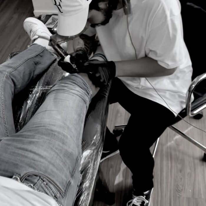 Foto del artista tatuador Carlos Cuervo tatuando en Kaifa´s Tattoo Studio Madrid