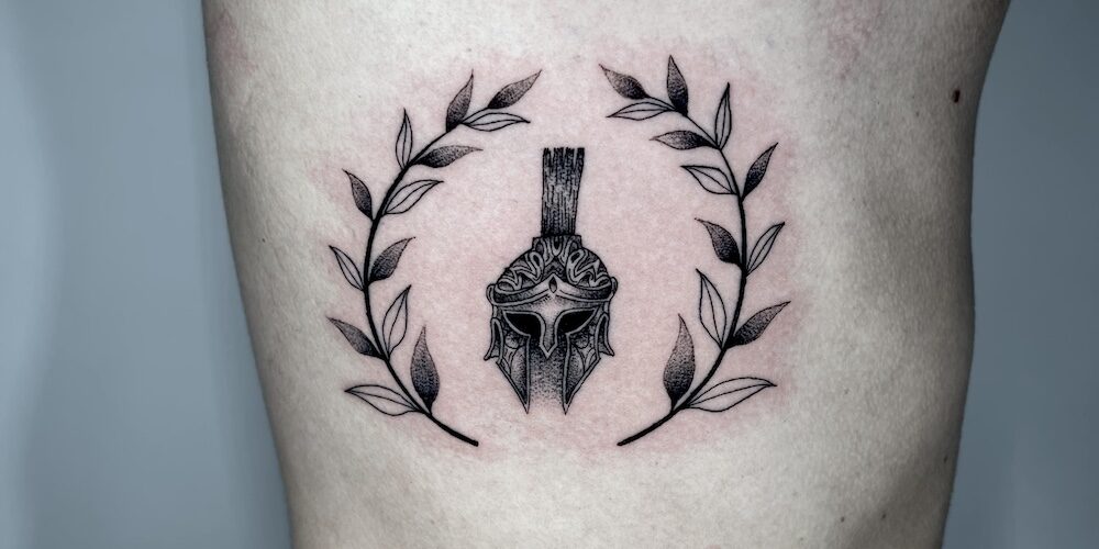 Foto de un tatuaje minimalista realizado por Carlos Cuervo, tatuador de kaifa´s Tattoo Studio Madrid (Moncloa Chamberí) on materiales veganos y cruelty free, estilo blackwork,