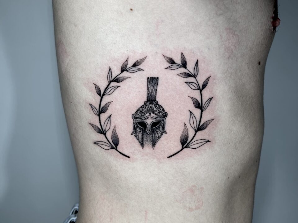 Foto de un tatuaje minimalista realizado por Carlos Cuervo, tatuador de kaifa´s Tattoo Studio Madrid (Moncloa Chamberí) on materiales veganos y cruelty free, estilo blackwork,