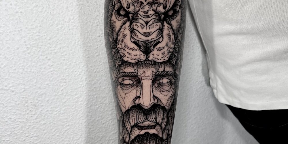 Foto de un tatuaje realizado por Carlos Cuervo, tatuador de kaifa´s Tattoo Studio Madrid (Moncloa Chamberí) on materiales veganos y cruelty free, estilo blackwork,