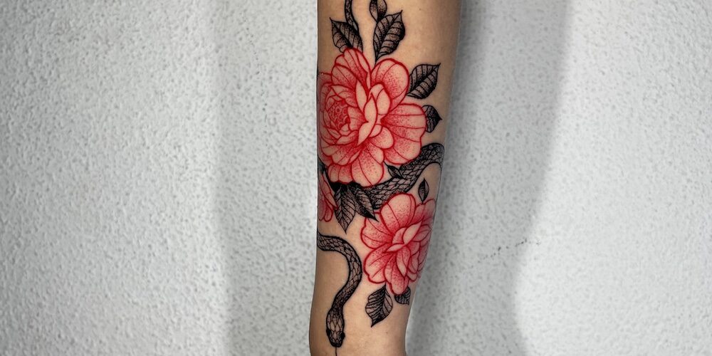 Foto de un tatuaje realizado por Carlos Cuervo, tatuador de kaifa´s Tattoo Studio Madrid (Moncloa Chamberí) on materiales veganos y cruelty free, estilo blackwork,