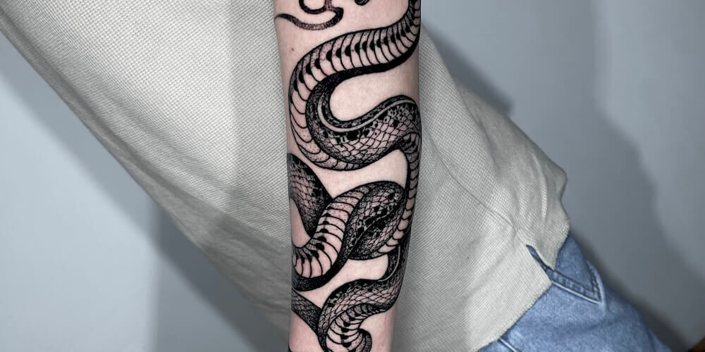 Foto de un tatuaje realizado por Carlos Cuervo, tatuador de kaifa´s Tattoo Studio Madrid (Moncloa Chamberí) on materiales veganos y cruelty free, estilo blackwork,