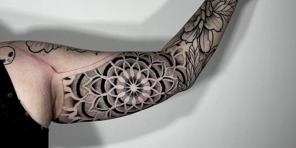 Foto de un tatuaje realizado por Carlos Cuervo, tatuador de kaifa´s Tattoo Studio Madrid (Moncloa Chamberí) on materiales veganos y cruelty free, estilo blackwork,