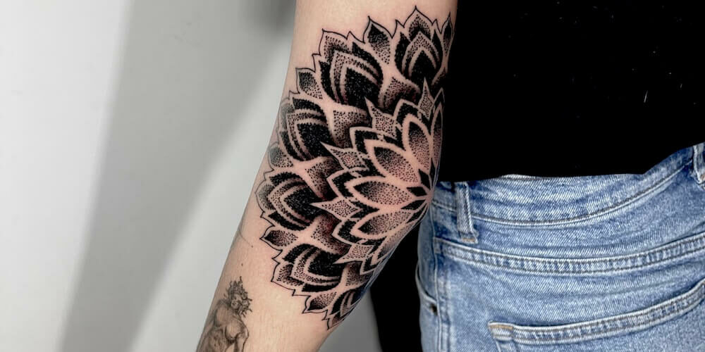 Foto de un tatuaje realizado por Carlos Cuervo, tatuador de kaifa´s Tattoo Studio Madrid (Moncloa Chamberí) on materiales veganos y cruelty free, estilo blackwork,