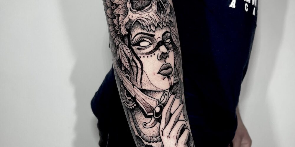 Foto de un tatuaje realizado por Carlos Cuervo, tatuador de kaifa´s Tattoo Studio Madrid (Moncloa Chamberí) on materiales veganos y cruelty free, estilo blackwork,