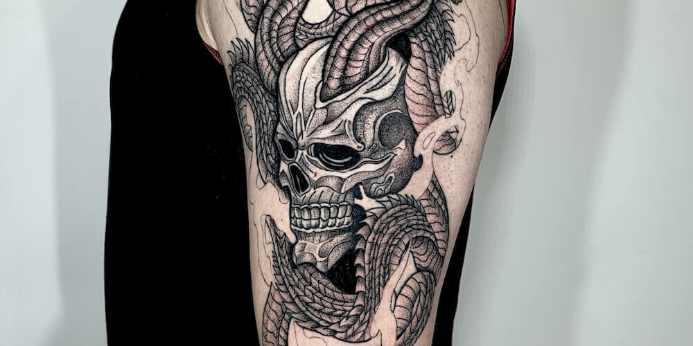 Foto de un hombre con el brazo tatuado con estilo blackwork por Carlos cuervo, tatuador de kaifa´s tattoo studio en Madrid