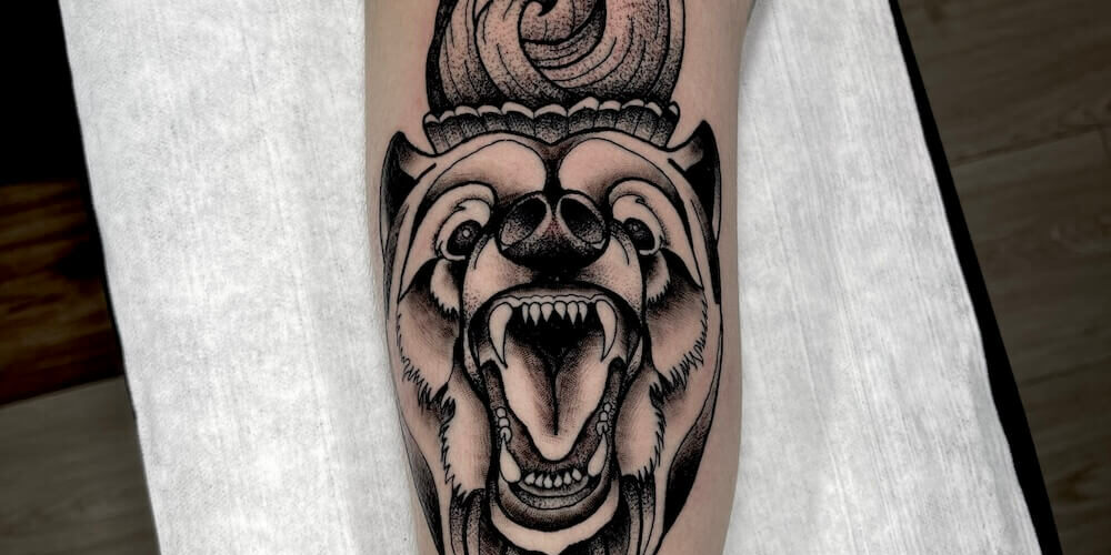 Foto de un tatuaje con estilo blackwork por Carlos cuervo, tatuador de kaifa´s tattoo studio en Madrid