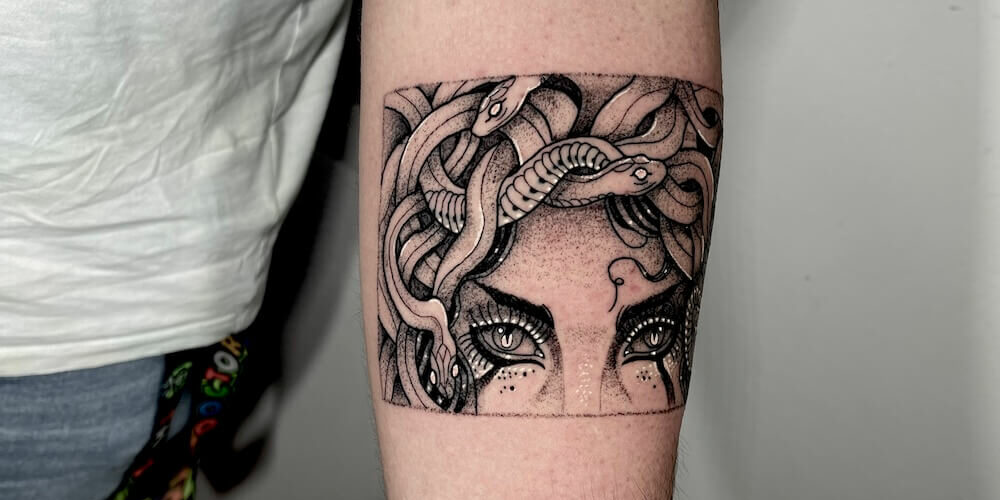 Foto de un tatuaje realizado por Carlos Cuervo, tatuador de kaifa´s Tattoo Studio Madrid (Moncloa Chamberí) on materiales veganos y cruelty free, estilo blackwork,