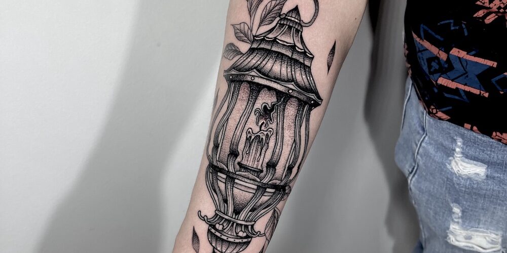 Foto de un tatuaje realizado por Carlos Cuervo, tatuador de kaifa´s Tattoo Studio Madrid (Moncloa Chamberí) on materiales veganos y cruelty free, estilo blackwork,