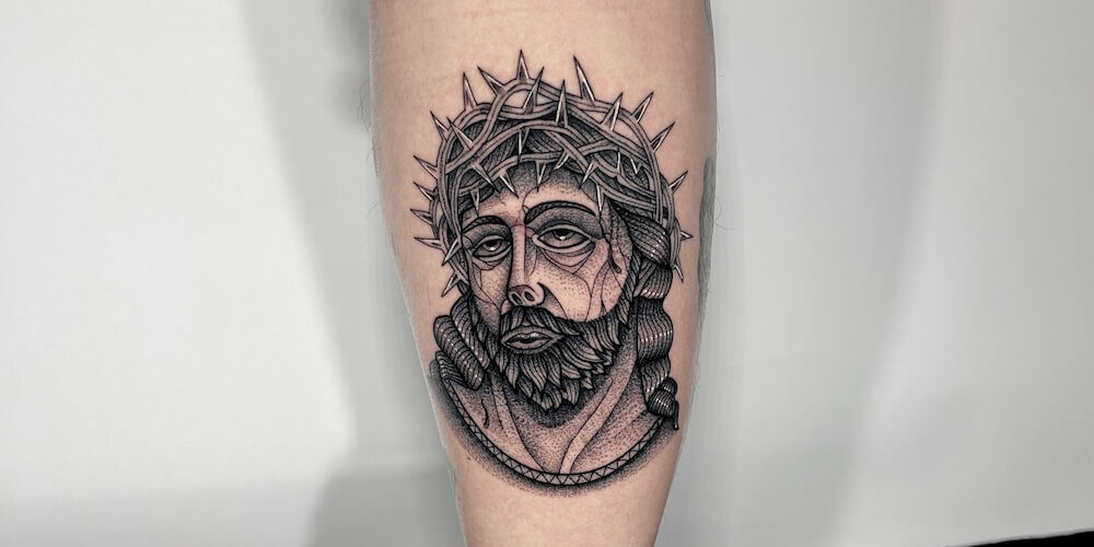 Foto de un tatuaje realizado por Carlos Cuervo, tatuador de kaifa´s Tattoo Studio Madrid (Moncloa Chamberí) on materiales veganos y cruelty free, estilo blackwork,