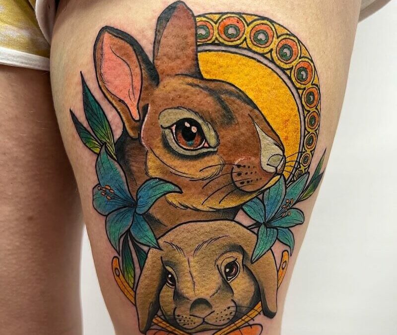 Tatuaje realizado por el artista tatuador Andrés Sepúlveda para Kaifa´s Tattoo Studio Madrid (Moncloa Chamberí), con materiales veganos y cruelty free. Diseño lleno de color, estilo Neotradi pierna mujer