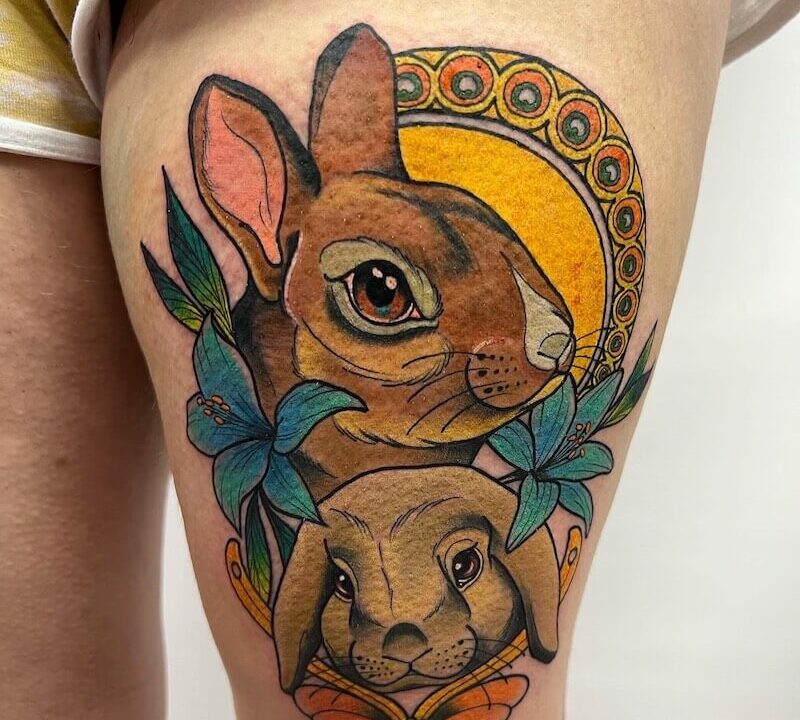 Tatuaje realizado por el artista tatuador Andrés Sepúlveda para Kaifa´s Tattoo Studio Madrid (Moncloa Chamberí), con materiales veganos y cruelty free. Diseño lleno de color, estilo Neotradi pierna mujer