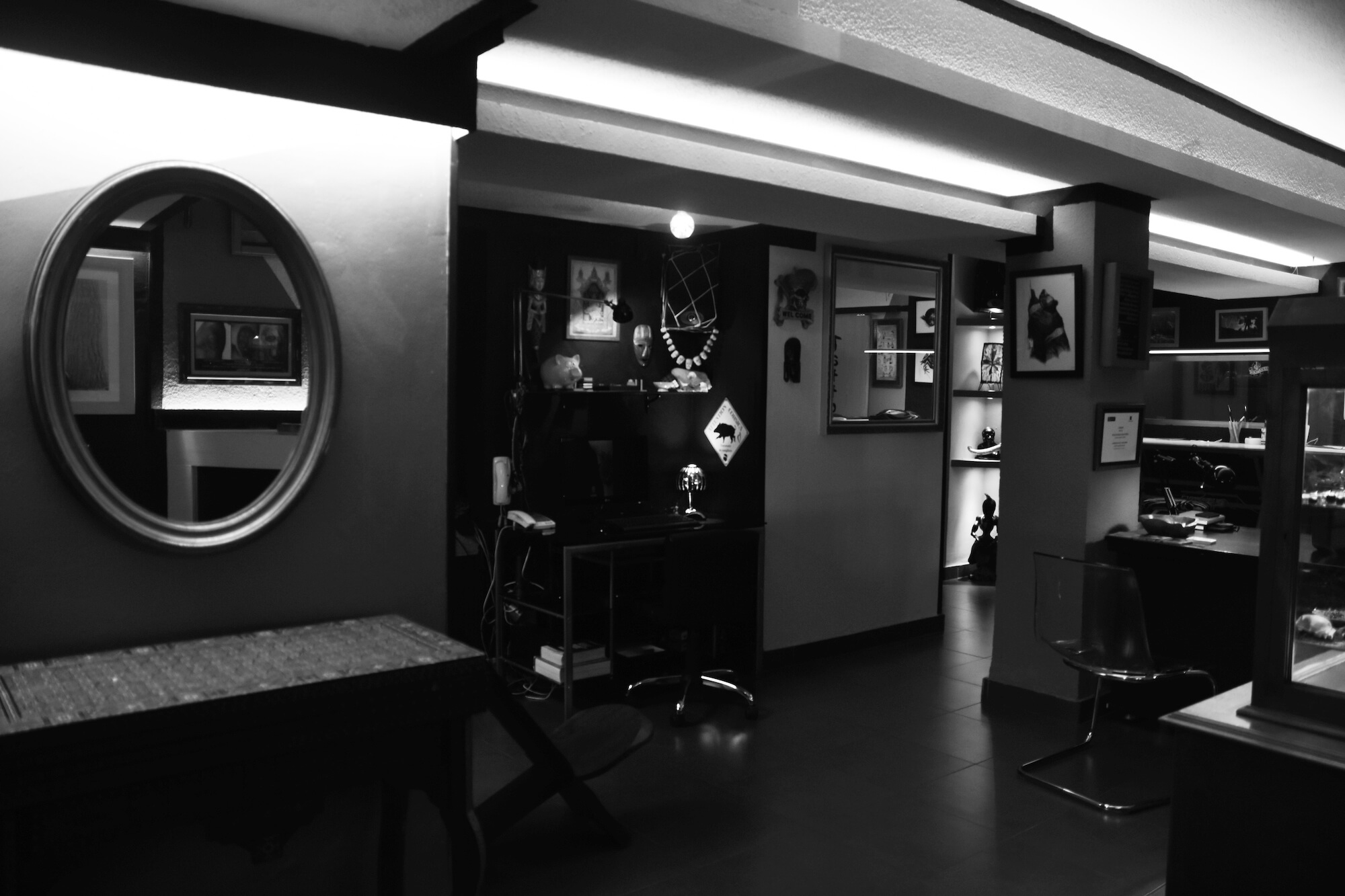 foto en blanco y negro en el Estudio de tatuajes y piercings Kaifa´s Tattoo Madrid en la zona de Chamberí. Se ve el interior del local