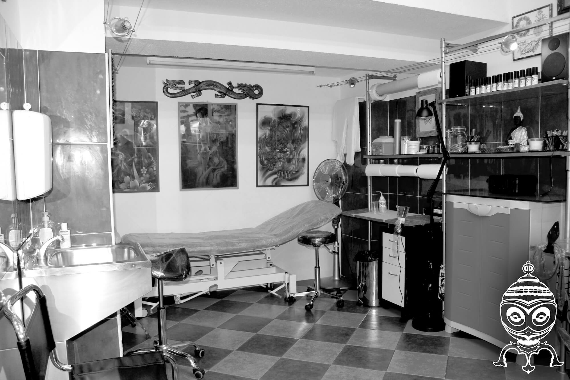 foto en blanco y negro en el Estudio de tatuajes y piercings Kaifa´s Tattoo Madrid en la zona de Chamberí. Se ve el interior del local