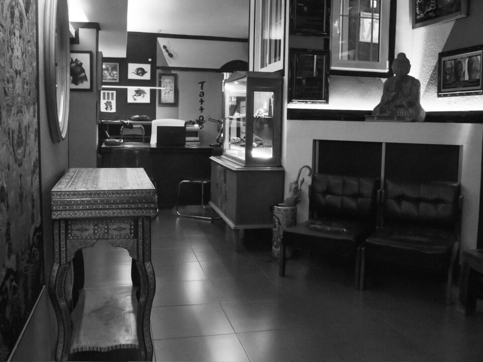 foto en blanco y negro en el Estudio de tatuajes y piercings Kaifa´s Tattoo Madrid en la zona de Chamberí. Se ve la recepción del local