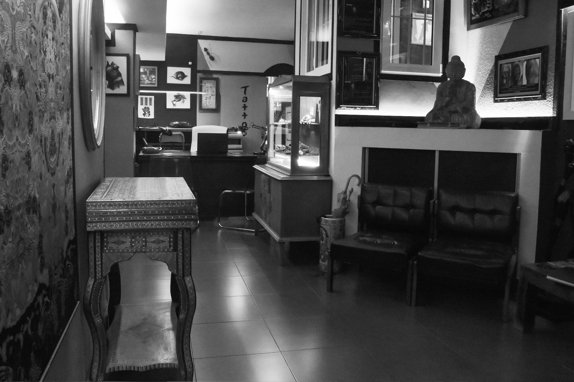 foto en blanco y negro en el Estudio de tatuajes y piercings Kaifa´s Tattoo Madrid en la zona de Chamberí. Se ve la recepción del local