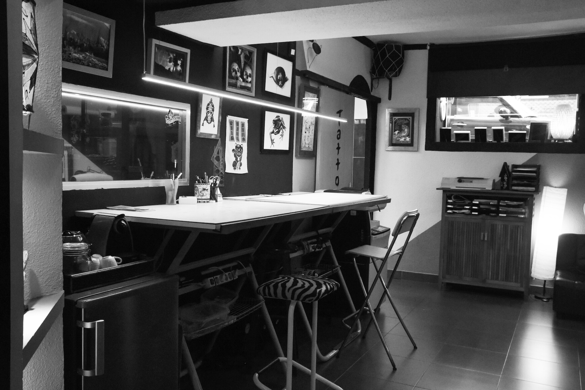 foto en blanco y negro en el Estudio de tatuajes y piercings Kaifa´s Tattoo Madrid en la zona de Chamberí. Se ve el interior del local