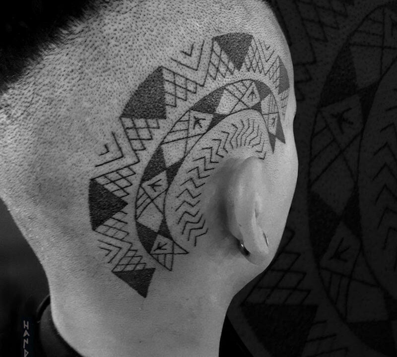 Foto del tatuaje hecho por el artista tatuador Totemikoh en Kaifa´s Tattoo Studio Madrid (Moncloa Chamberí) , estilo geometric con materiales veganos y cruelty free, en el lateral de una cabeza rapada
