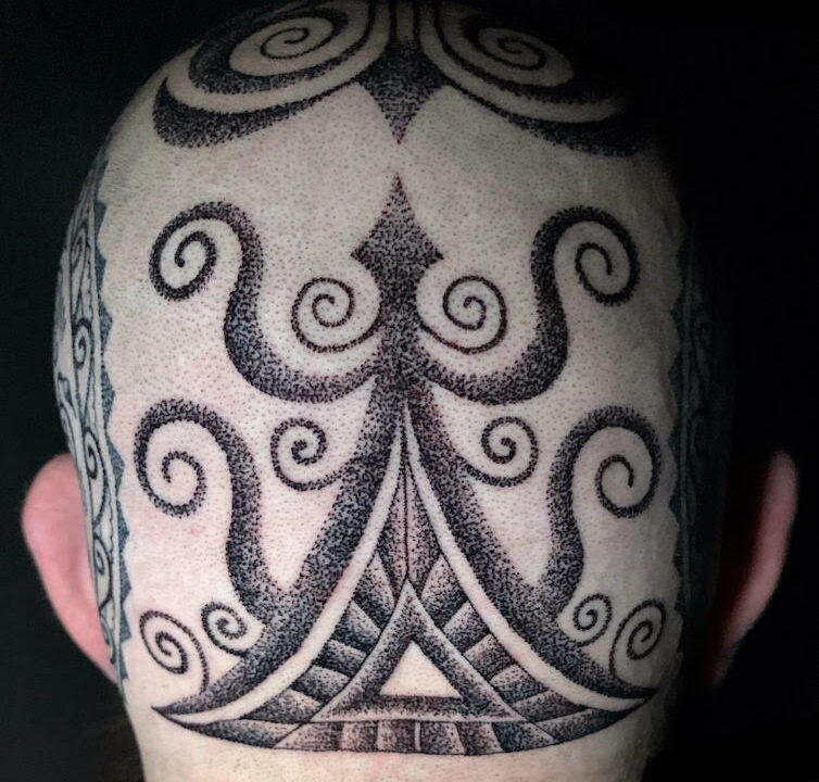 Foto del tatuaje hecho por el artista tatuador Totemikoh en Kaifa´s Tattoo Studio Madrid (Moncloa Chamberí) , estilo iberia con materiales veganos y cruelty free, en la parte trasera de la cabeza rapada de un hombre