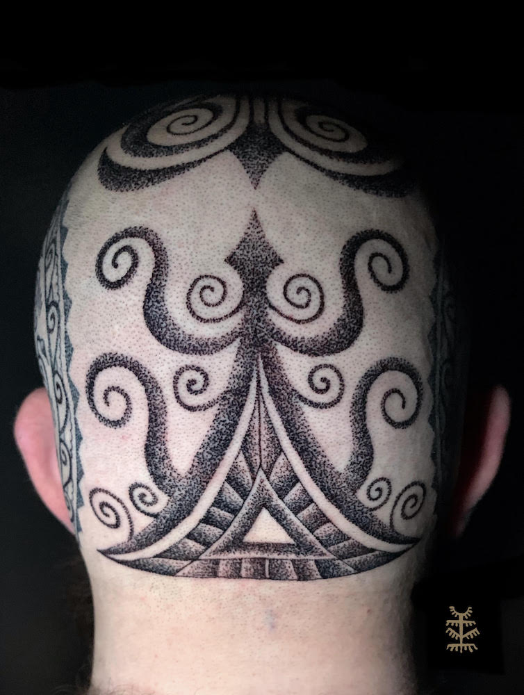 Foto del tatuaje hecho por el artista tatuador Totemikoh en Kaifa´s Tattoo Studio Madrid (Moncloa Chamberí) , estilo iberia con materiales veganos y cruelty free, en la parte trasera de la cabeza rapada de un hombre