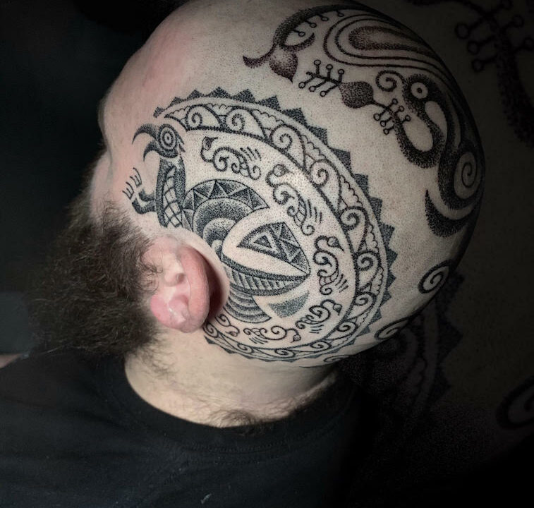 Foto del tatuaje hecho por el artista tatuador Totemikoh en Kaifa´s Tattoo Studio Madrid (Moncloa Chamberí) , estilo iberia con materiales veganos y cruelty free, en la cabeza rapada de un hombre