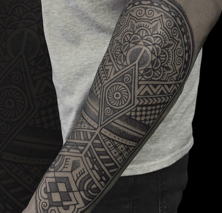 Foto del tatuaje hecho por el artista tatuador Totemikoh en Kaifa´s Tattoo Studio Madrid (Moncloa Chamberí) , estilo mandala con materiales veganos y cruelty free, cubriendo un brazo