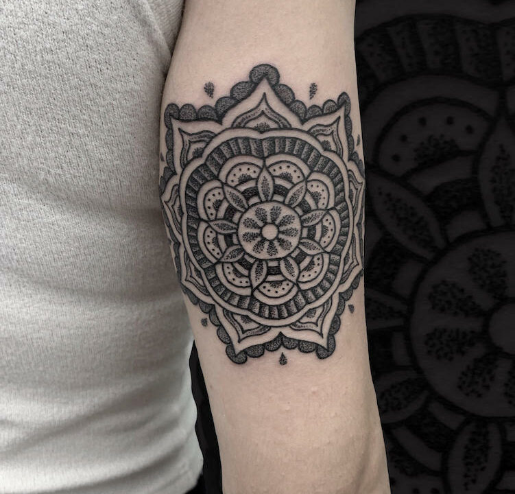 Foto del tatuaje hecho por el artista tatuador Totemikoh en Kaifa´s Tattoo Studio Madrid (Moncloa Chamberí) , estilo mandala con materiales veganos y cruelty free en un brazo