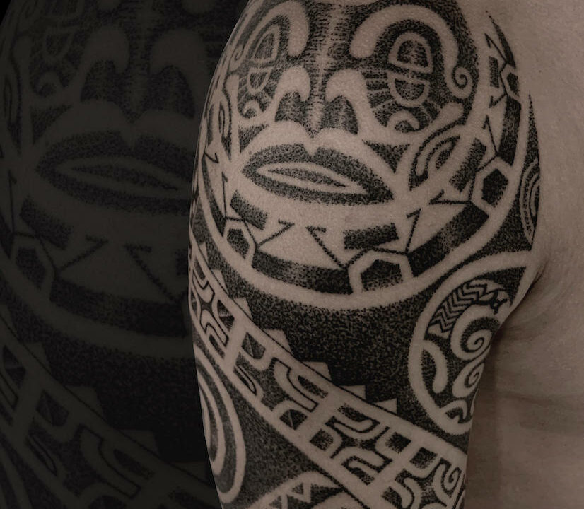 Foto del tatuaje hecho por el artista tatuador Totemikoh en Kaifa´s Tattoo Studio Madrid (Moncloa Chamberí) , estilo maori con materiales veganos y cruelty free en brazo mascuino