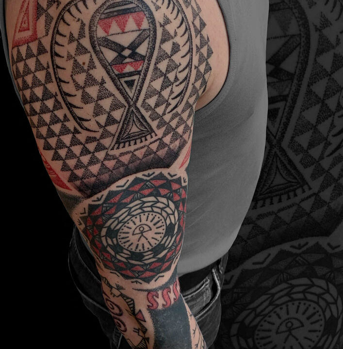 Foto del tatuaje hecho por el artista tatuador Totemikoh en Kaifa´s Tattoo Studio Madrid (Moncloa Chamberí) , estilo maori con materiales veganos y cruelty free, en brazo masculino