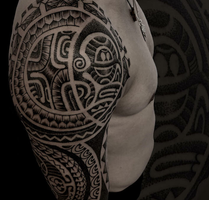 Foto del tatuaje hecho por el artista tatuador Totemikoh en Kaifa´s Tattoo Studio Madrid (Moncloa Chamberí) , estilo maori con materiales veganos y cruelty free, en brazo de hombre