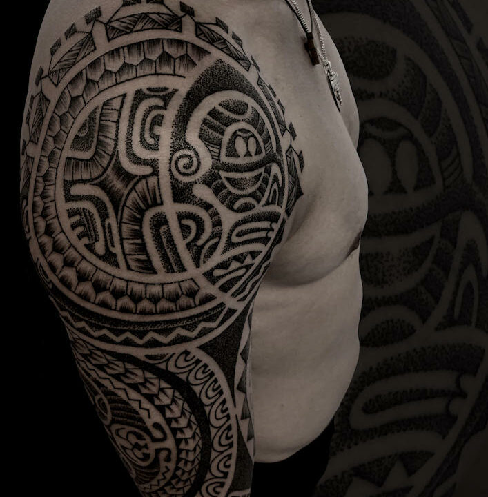 Foto del tatuaje hecho por el artista tatuador Totemikoh en Kaifa´s Tattoo Studio Madrid (Moncloa Chamberí) , estilo maori con materiales veganos y cruelty free, en brazo de hombre