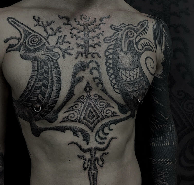 Foto del tatuaje hecho por el artista tatuador Totemikoh en Kaifa´s Tattoo Studio Madrid (Moncloa Chamberí) , estilo maori con materiales veganos y cruelty free en pecho masculino