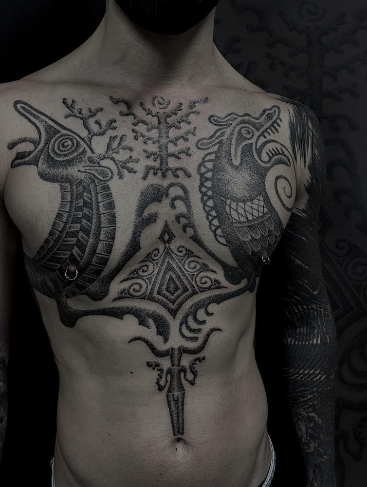 Foto del tatuaje hecho por el artista tatuador Totemikoh en Kaifa´s Tattoo Studio Madrid (Moncloa Chamberí) , estilo maori con materiales veganos y cruelty free en pecho masculino