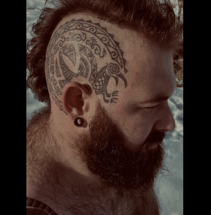 Foto del tatuaje hecho por el artista tatuador Totemikoh en Kaifa´s Tattoo Studio Madrid (Moncloa Chamberí) , estilo maori con materiales veganos y cruelty free, en el lateral de la cabeza rapada de un hombre