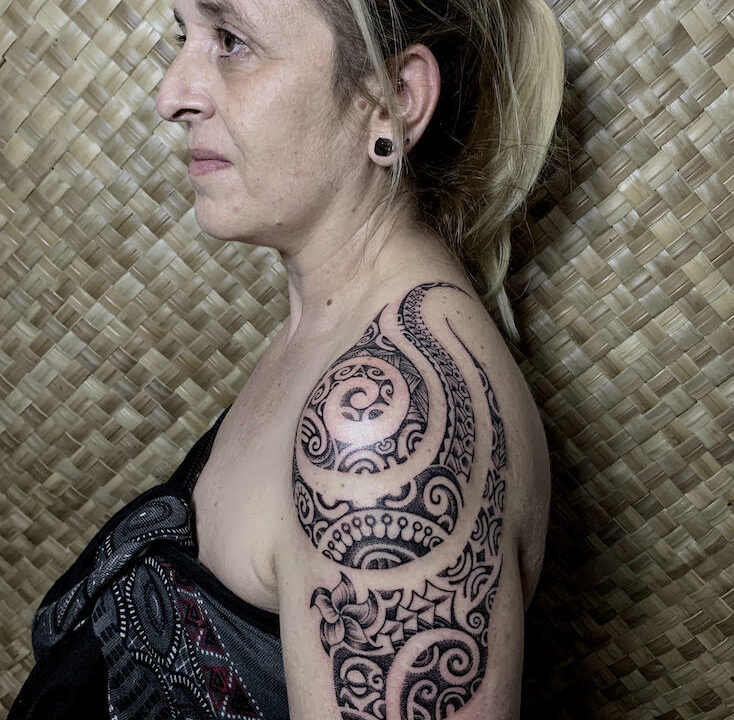 Foto del tatuaje hecho por el artista tatuador Totemikoh en Kaifa´s Tattoo Studio Madrid (Moncloa Chamberí) , estilo maori con materiales veganos y cruelty free, en el hombro de una mujer