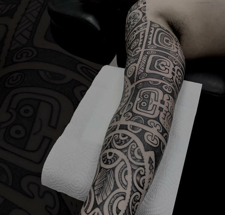 Foto del tatuaje hecho por el artista tatuador Totemikoh en Kaifa´s Tattoo Studio Madrid (Moncloa Chamberí) , estilo maori con materiales veganos y cruelty free, en brazo