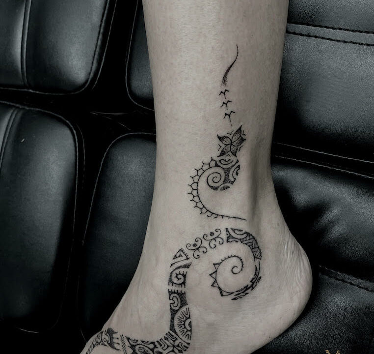 Foto del tatuaje hecho por el artista tatuador Totemikoh en Kaifa´s Tattoo Studio Madrid (Moncloa Chamberí) , estilo maori con materiales veganos y cruelty free, en un pie